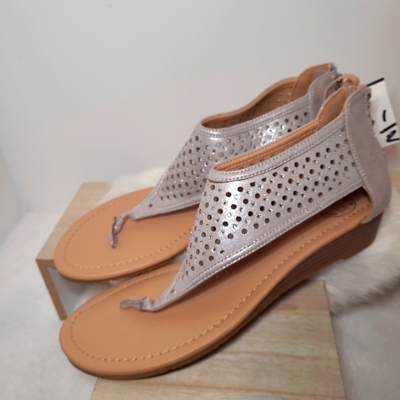 Women Moto Dolce Laser Cut Wedge Thong Sandals Back Zipper Rhinestones 8.5M Grey - Picture 9 of 11
